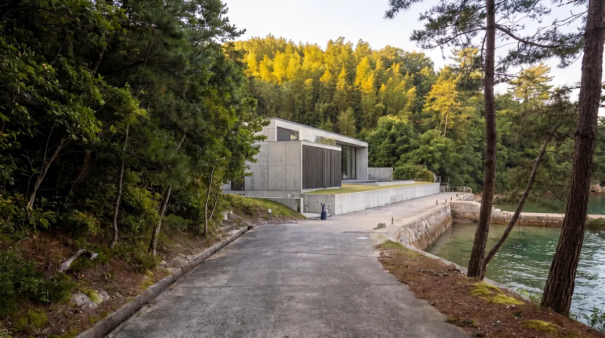 Naoshima House, driveway along the water to the concrete house